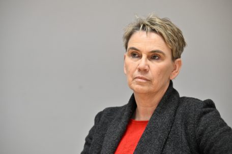 Laut Greenpeace-Kampagnerin Martina Holbach sollte die neue Direktive verhindern, dass öffentliche Gelder in „schmutzige“ Firmen investiert werden