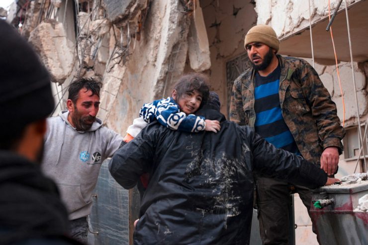 Mehr als 3.600 Tote in Syrien und Türkei / Krieg und dann noch Erdbeben: Die doppelte Katastrophe