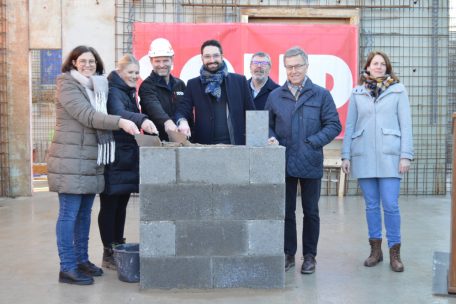 Bürgermeister Eric Thill (Mitte) legte zusammen mit Mitgliedern des Schöffen- und Gemeinderates sowie Mitarbeitern des Architektenbüros Jonas&associés und der Baufirma Solid den Grundstein zur neuen „Maison relais“