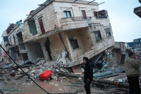 Ein in der syrischen Ortschaft Jandaris durch das Beben in Schieflage geratenes Haus