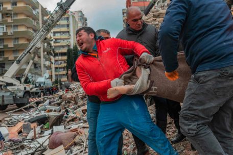 Verzweiflung und Fassungslosigkeit: Helfer bergen einen Toten aus den Trümmern eines eingestürzten Wohnhauses