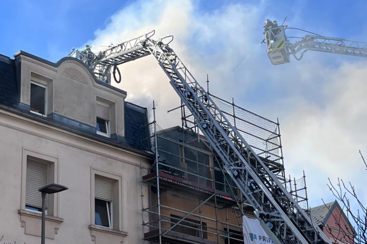 Dachstuhlbrand / CGDIS-Großeinsatz: Gebäude brennt in der Schifflinger avenue de la Libération
