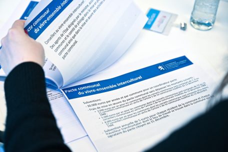 Eine Gemeinde kann pro Jahr 30.000 Euro an Unterstützung bekommen, um eine Koordinatorin oder einen Koordinator des interkulturellen Zusammenlebens zu bezahlen