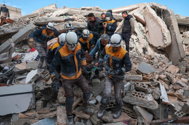 Türkei/Syrien / Zahl der Toten steigt unaufhörlich – Schlechtes Wetter erschwert Rettungsarbeiten