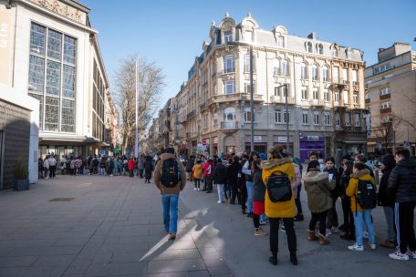 Schulkinder vom Brill warteten vor dem Escher Theater, wo ihre Projekte präsentiert wurden