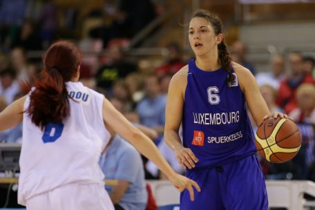 Nadia Mossong (in Blau) bei den JPEE 2013 in Luxemburg, bei denen die FLBB-Damen die Goldmedaille gewinnen konnten