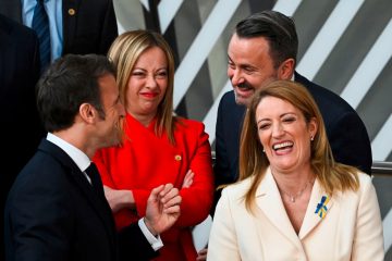 Editorial / Lachen mit den Falschen – Pro-Europäer und Rechte bauen gemeinsam die „Festung Europa“