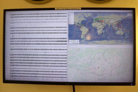 Das ECGS betreibt in Zusammenarbeit mit mehreren internationalen Partnern zwei seismische Netze. Das erste dient der Überwachung seismischer Aktivitäten in und um Luxemburg – über derzeit 13 Breitbandstationen.