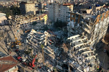 Rettungsteams suchen im türkischen Antakya nach Menschen, während Kräne Trümmer von zerstörten Gebäuden entfernen. Retter zogen mehrere Überlebende aus den zertrümmerten Gebäuderesten, die teils über 100 Stunden lang unter zermalmtem Beton gefangen waren.