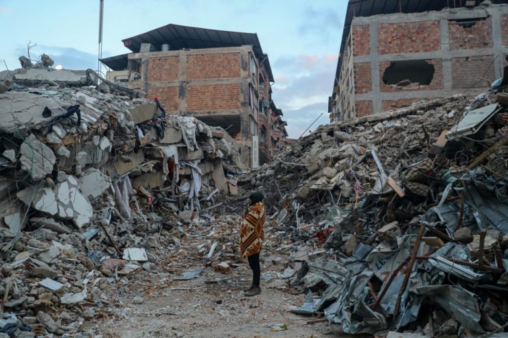 Türkei und Syrien / Mehr als 25.000 Erdbeben-Tote – Rettungsteams unterbrechen Einsatz