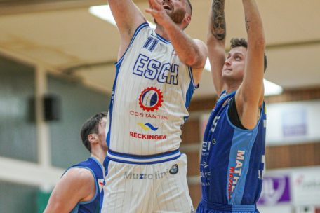 Clancy Rugg (in Weiß) steuerte einmal mehr 31 Punkte zum souveränen Escher Erfolg bei