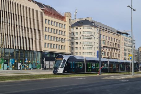 Und auch heute gibt es eine Tram, die durch das Bahnhofsviertel fährt – allerdings sehr viel schneller als früher
