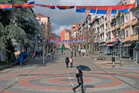 Jahrestag / Kosovos 15-jähriges Unabhängigkeitsjubiläum wird von den Dauerspannungen mit Serbien, Armut und Abwanderung überschattet