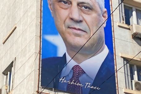 Nur noch als Poster präsent: Bildnis von Kosovos früherem Premier Hashim Thaci am Mutter-Theresa-Boulevard in Pristina
