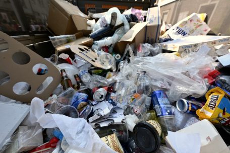 Bei großen Festen kommen schnell Unmengen an Müll zusammen – was sich durch ein neues Gesetz ändern soll 