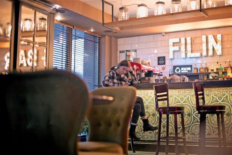 In der Gastrobar „Filin“ im ukrainischen Ismajl versuchen die Menschen der 80.000-Einwohner-Stadt, ein normales Leben zu führen