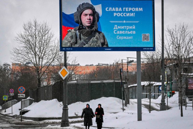 Russland / Socken stricken und Krieg besingen: Ukraine-Überfall wird mit „patriotischer Woche“ begangen