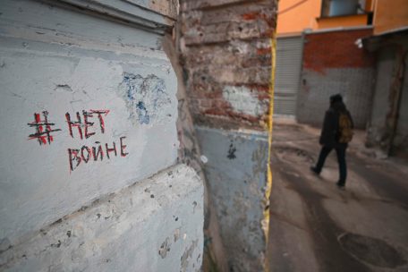 In Moskau hat jemand „Nein zum Krieg“ auf eine Hauswand geschrieben