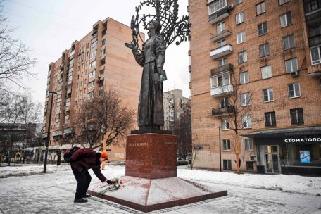 Stiller Protest: Am Fuß des Denkmals der ukrainischen Dichterin Lessja Ukrainka legt ein Mann Blumen zum Gedenken an die Opfer eines russischen Angriffs auf ein Wohnhaus in der ukrainischen Stadt Dnipro nieder, bei dem Dutzende Menschen ums Leben kamen