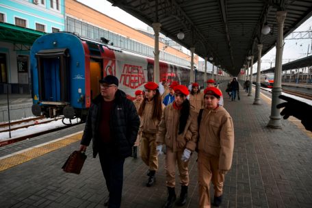 Kinder in Uniform: Das Bild zeigt Kinder der „Nationalen militär-patriotischen sozialen Bewegungs-Organisation Junarmija“ auf einem Moskauer Bahnhof. Die Organisation wurde im Jahr 2016 von Wladimir Putin per Erlass gegründet und soll Kindern und Jugendlichen eine militärische Grundausbildung geben.