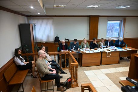 Am 25. Januar wurde die 1976 gegründete Moskauer Helsinki-Gruppe, die älteste Menschenrechtsorganisation in Russland, unter fadenscheinige Argumenten von den russischen Behörden aufgelöst. Zivilgesellschaftliche Organisationen in Russland wurden in den vergangenen Jahren von der Kremlführung unter anderem unter dem Vorwand, sie seien „ausländische Agenten“ systematisch abgeschafft.