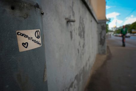 „Widerstand“ steht auf dem Aufkleber, mit dem in Moskau still und heimlich protestiert wird. Anders als in fast allen anderen europäischen Staaten wurde in Russland die Meinungsfreiheit abgeschafft.