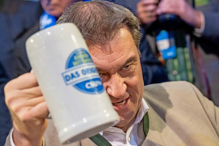 Deutschland / Politischer Aschermittwoch: Generalabrechnung bei Bier und Blasmusik