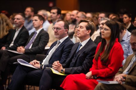 Arbeitsminister Georges Engel neben Andrew Bell und Laura Reznikova von der OECD (v.l.n.r.)