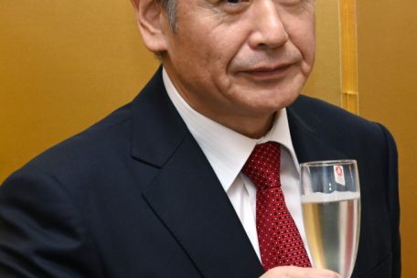 Botschafter Matsubara hebt sein Glas auf Kaiser Nauruhito
