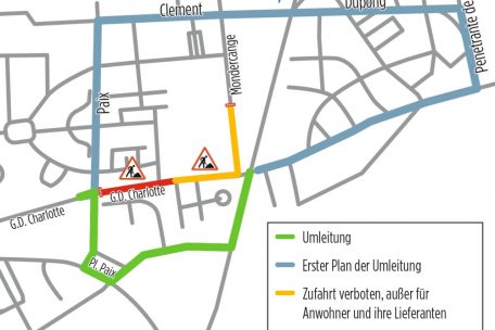 Die Sperrung des Boulevard G.-D. Charlotte: Die Umleitung geht über die J.P.-Michels-Straße und rue de la Paix (grün). Umleitungsschilder standen am Freitagabend allerdings auch noch in Richtung Lallingen (blau).