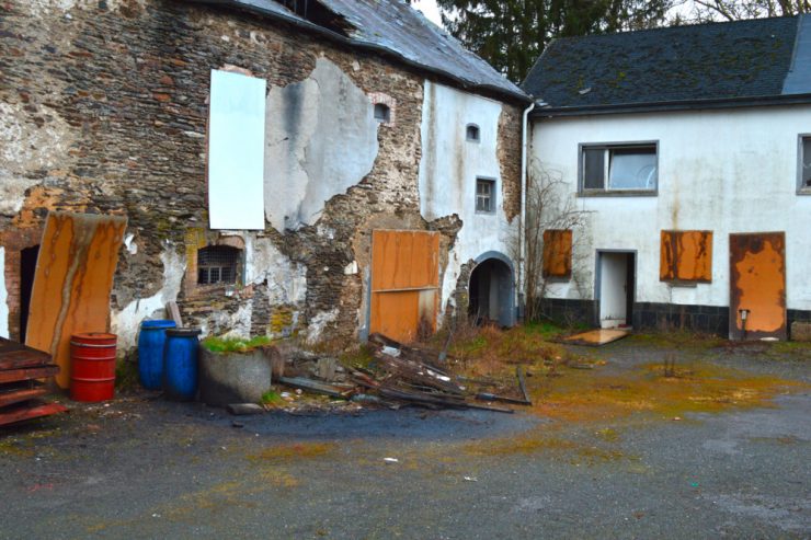 Insenborn / Ruine neben Ferienzentrum: Esch/Alzette lässt in Esch/Sauer ein Gebäude verkommen