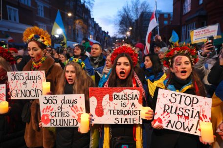 Demonstration vor der russischen Botschaft in London am Jahrestag des Krieges