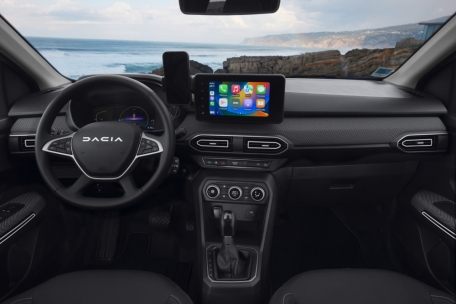 Futuristisch und aufgeräumt zeigt sich das Interieur des Dacia Jogger Hybrid