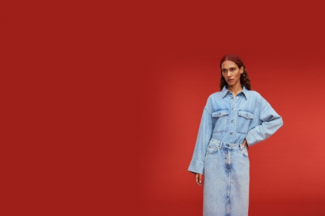 Jeans von Kopf bis Fuß – so zeigt Arket einen Triple-Denim-Look aus Jeanshemd, Jeansrock und Jeans-Sandalen (Hemd ca. 79 Euro, Rock ca. 69 Euro, Sandalen 149 Euro)