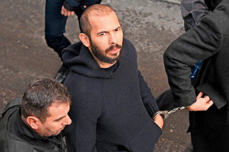 Der wegen Menschenhandel, Zwangsprostitution und Vergewaltigung angeklagte Influencer Andrew Tate bei seiner Festnahme Ende Dezember