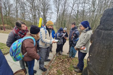 Wildkräuterexperte Marius Sinn erklärt den Teilnehmern genau, was sie so auf der Wanderroute finden können