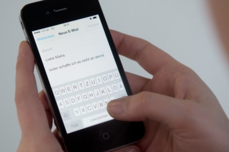 Wichtige Nachricht von unterwegs: Damit die Daten sicher an ihr Ziel kommen, sollten sie nicht ohne zusätzliche Absicherung verschickt werden, raten Experten