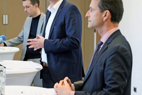 Tom Baumert vom „GIE Observatoire national des PME“, Mittelstandsminister Lex Delles und Carlo Thelen von der Handelskammer bei der Präsentation des „Retail Report“ am Donnerstag