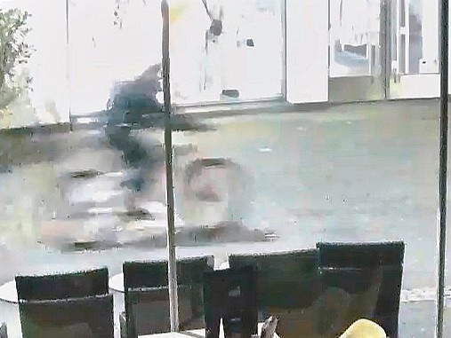 Trier / Unheimlicher Angreifer: Unbekannter verletzt Passanten vom Fahrrad aus