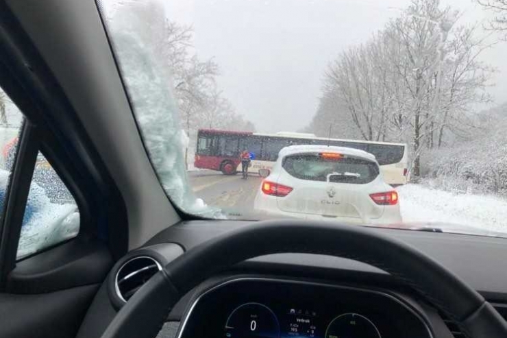 ACL und Cita / Schnee in Luxemburg: Mehrere Straßen wegen Glätte und festhängender Fahrzeuge blockiert