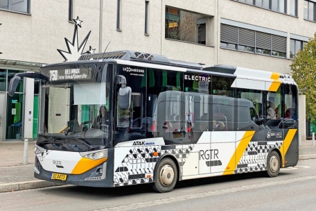 Die konsequenten Investitionen in den Öffentlichen Transport zeitigen mitunter interessante Entwicklungen: Die RGTR-Linie 750 verbindet die beiden ehemaligen Hochofenstandorte Steinfort und Belval miteinander. Bedient wird sie durch die Firma Demy Schandeler mit Acht-Meter-Elektrobussen des Typs „Atak electric“, die vom türkischen Hersteller „Karsan Otomotiv“ stammen.