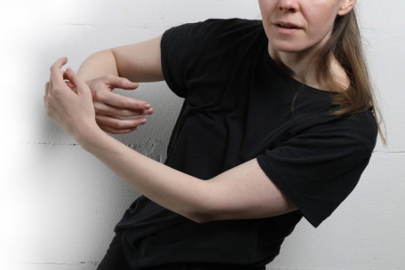 „La réalité est que le corps féminin est interconnecté avec une histoire de violence“, observe la chorégraphe Anne-Mareike Hess au moment de conclure sa trilogie sur le sujet