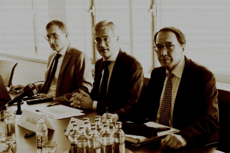 Der damalige Justizminister Félix Braz (Mitte) stellte bei einer Pressekonferenz im Juni 2019 die Ergebnisse einer Kampagne vor, die Unternehmen und andere Betroffene dafür sensibilisieren sollte, sich ins RBE einzutragen