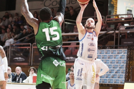 Philippe Gutenkauf (in Weiß) und die Etzella können mit einem positiven Gefühl ins Pokalfinale gehen
