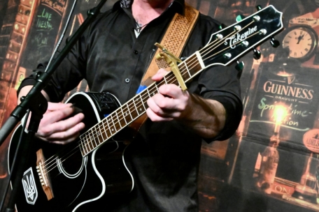 Brian Brody am Freitag im kleinen Saal des CNA: Als Zugabe und auf vielfachen Wunsch aus dem Publikum lieferte er das Evergreen „Whisky in the Jar“