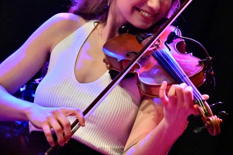 Keltische Klänge machen Spaß: eine Fiddlerin der Band von Carlos Núñez