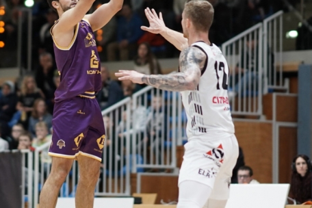 Der Steinseler Jonas Theisen (in Lila) spielt bisher eine starke Saison