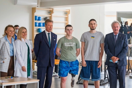 Ergotherapeutin Zoja Osipova, Ärztin Jūlija Čerešņeva, Großherzog Jean und Außenminiser Asselborn mit zwei ukrainischen Kriegveteranen