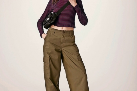 Locker, lässig, mit großen Taschen: Cargo-Hosen sind diese Saison omnipräsent. Hier ein Beispiel von Levi’s (Rollkragenpullover ca. 45 Euro, Tasche ca. 45 Euro, Cargohose ca. 70 Euro).