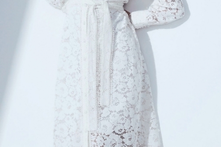 Luftige Schnitte und Lochmuster, wie bei diesem Kleid von Marc Cain, werden im kommenden Sommer häufiger zu sehen sein (Spitzenkleid ca. 449 Euro, Sandalen ca. 299 Euro, Strohhut ca. 150 Euro)